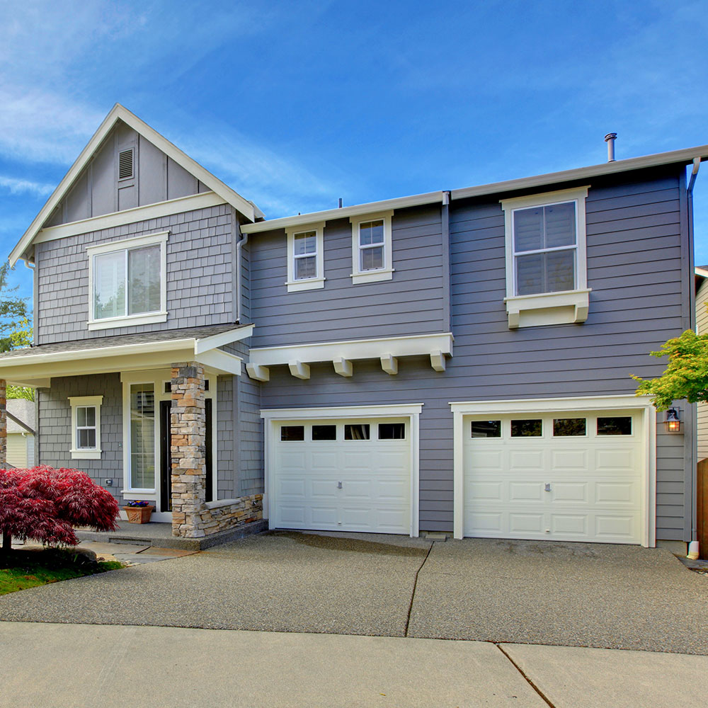 House with 2 garage doors